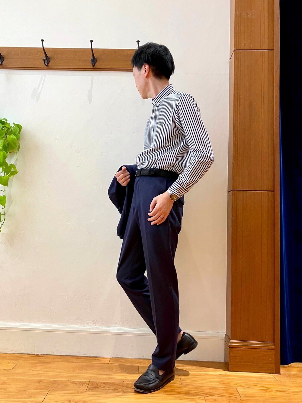 ブルー系のテーラードジャケット、ブルー系のシャツ/ブラウス、ブルー系のその他パンツを着用したメンズの冬コーディネートの7枚目の写真