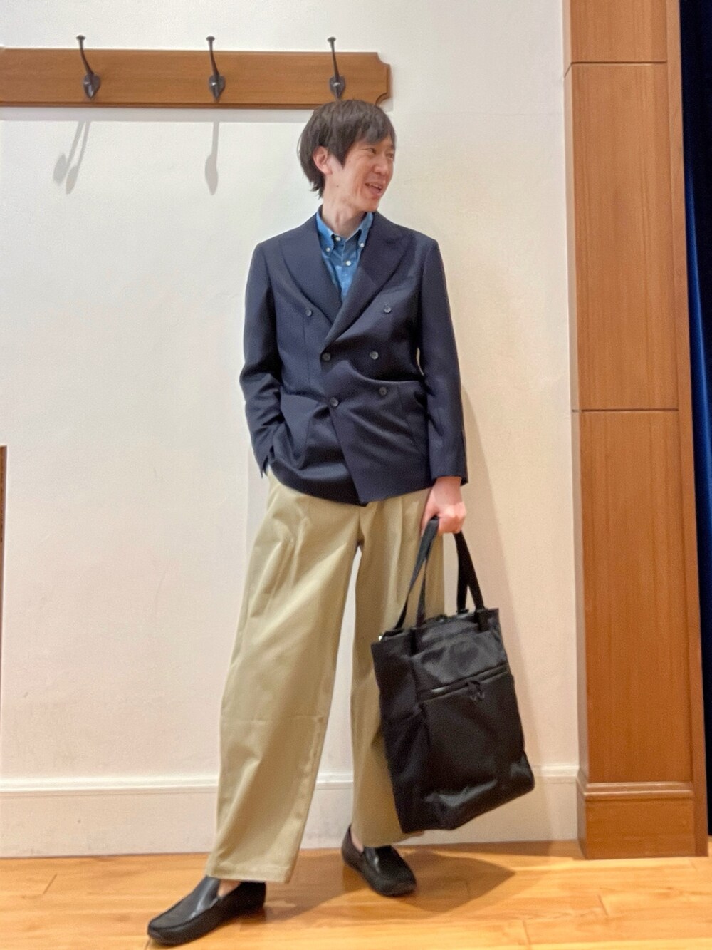 ブルー系のテーラードジャケット、ブラック系のトートバッグを着用したメンズの春コーディネートの9枚目の写真