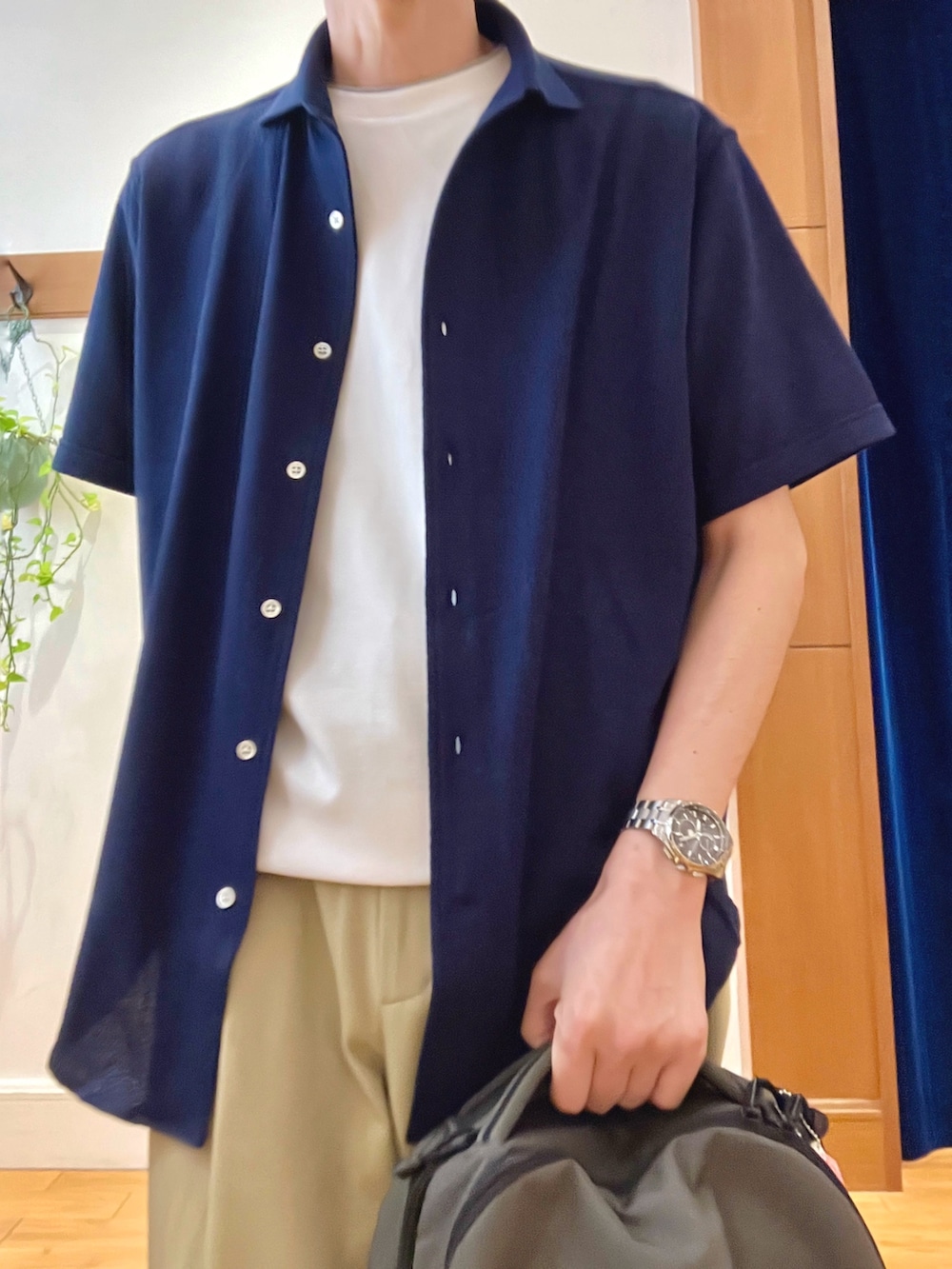 ホワイト系のTシャツ/カットソー、ブルー系のシャツ/ブラウス、グレー系のバックパック/リュックを着用したメンズの夏コーディネートの8枚目の写真