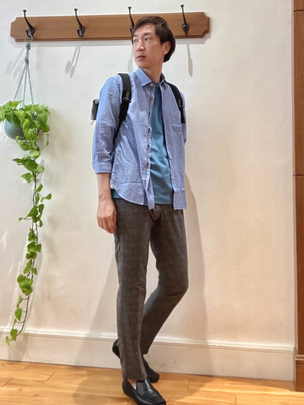 ブラック系のバックパック/リュック、グレー系のその他パンツ、ブルー系のTシャツ/カットソーを着用したメンズの春コーディネートの7枚目の写真