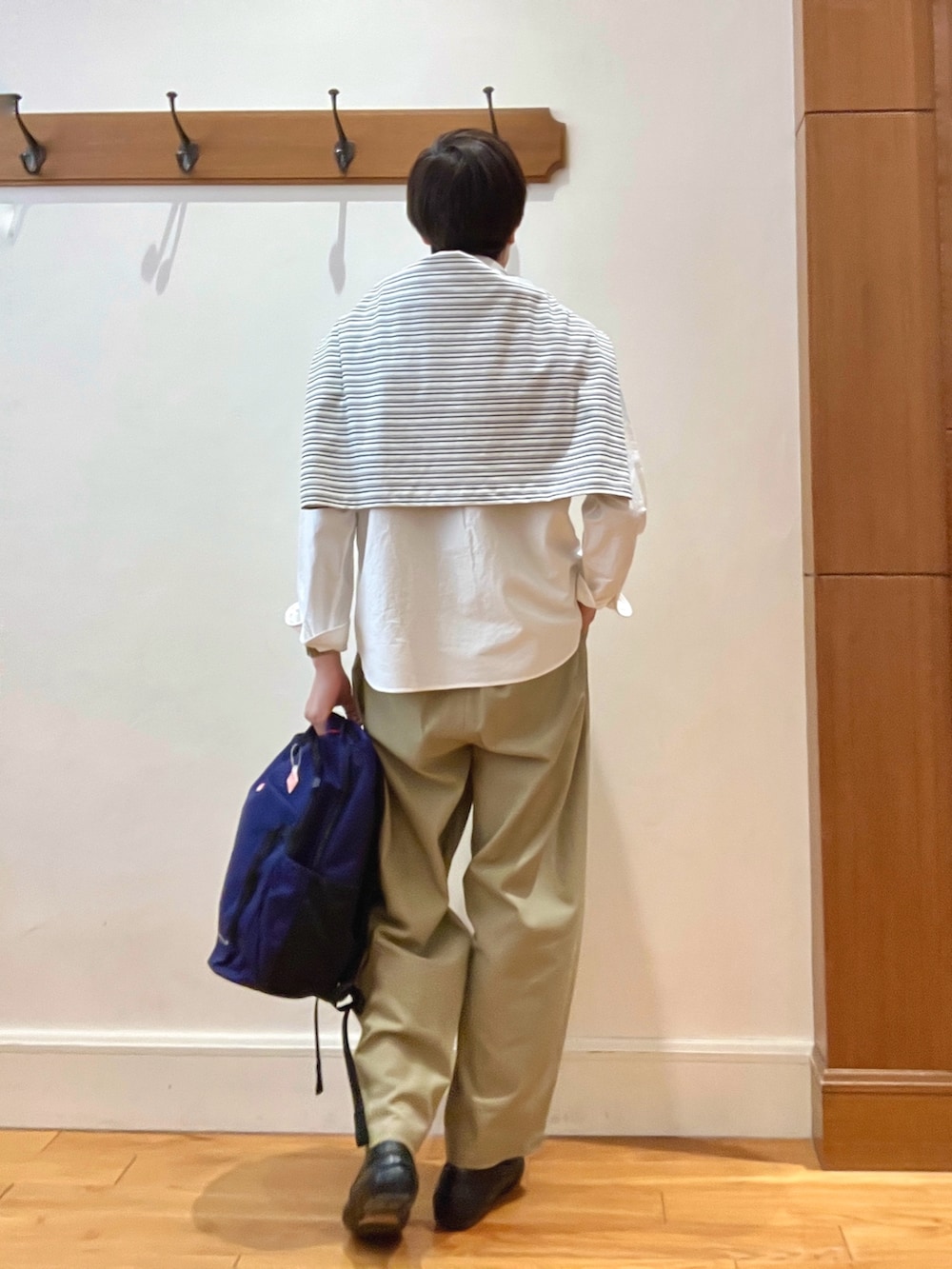 ホワイト系のシャツ/ブラウス、ホワイト系のTシャツ/カットソー、ブルー系のバックパック/リュックを着用したメンズの春コーディネートの5枚目の写真