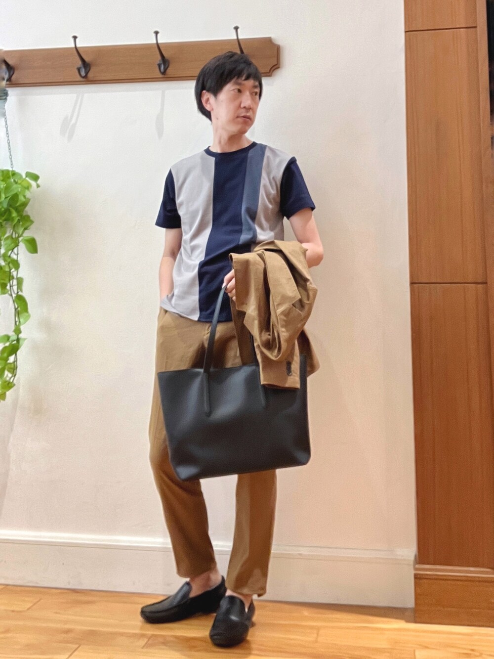 イエロー系のテーラードジャケット、ブルー系のTシャツ/カットソー、ブラック系のトートバッグを着用したメンズの夏コーディネートの7枚目の写真