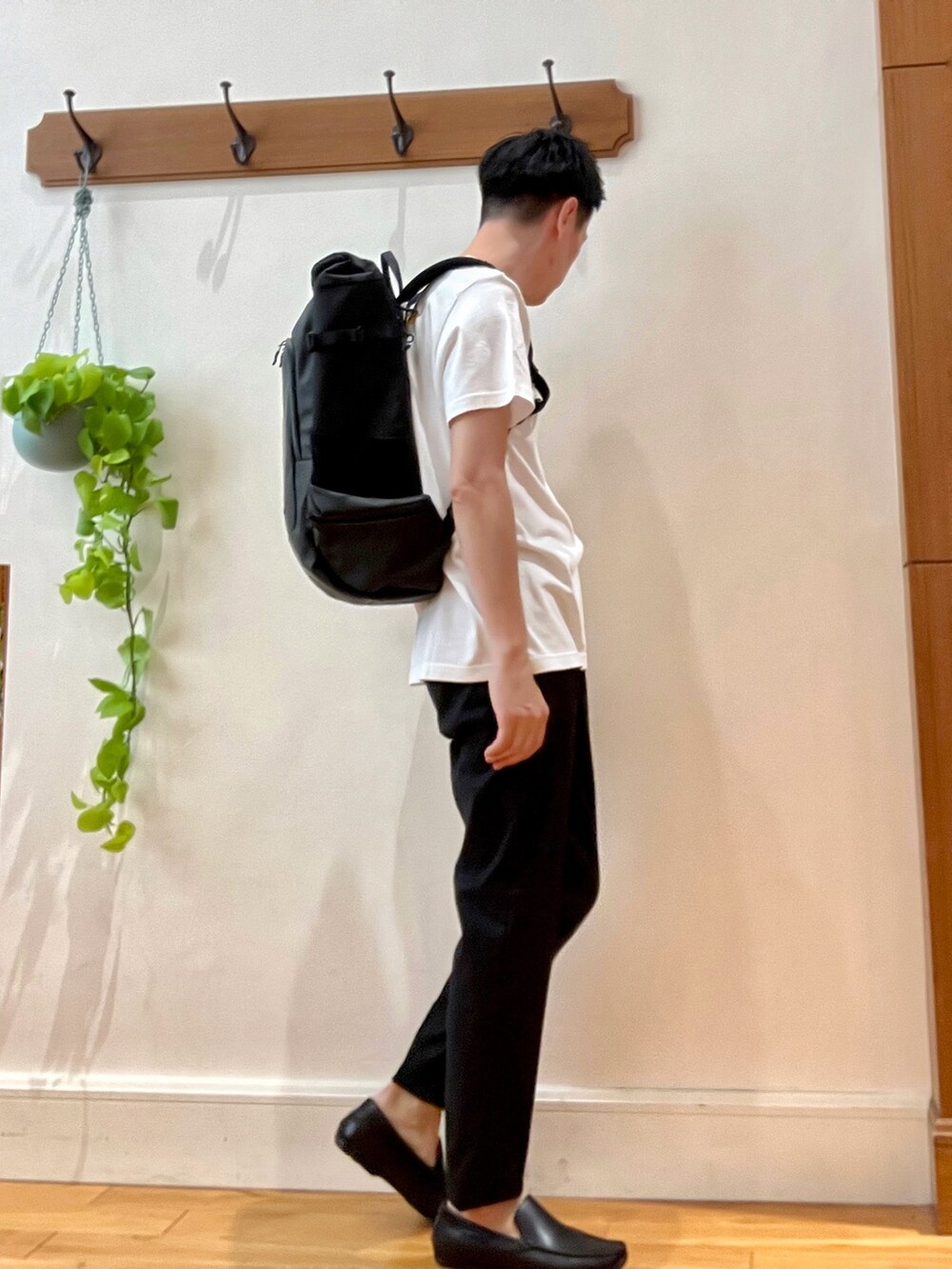 ホワイト系のTシャツ/カットソー、ブラック系のその他パンツ、ブラック系のバックパック/リュックを着用したメンズの夏コーディネートの7枚目の写真