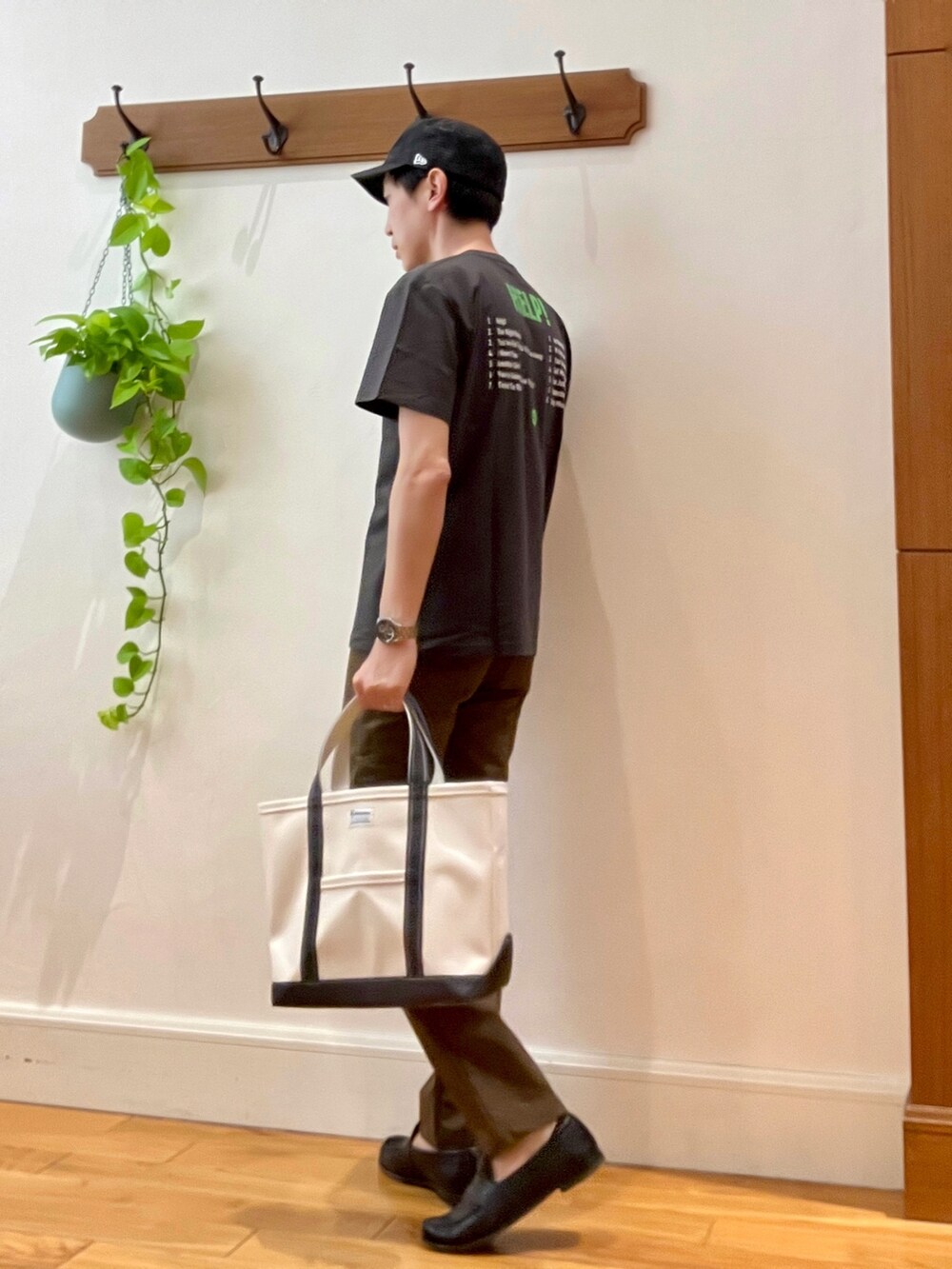 ブラック系のTシャツ/カットソー、ホワイト系のトートバッグ、ブラウン系のその他パンツを着用したメンズの春コーディネートの3枚目の写真