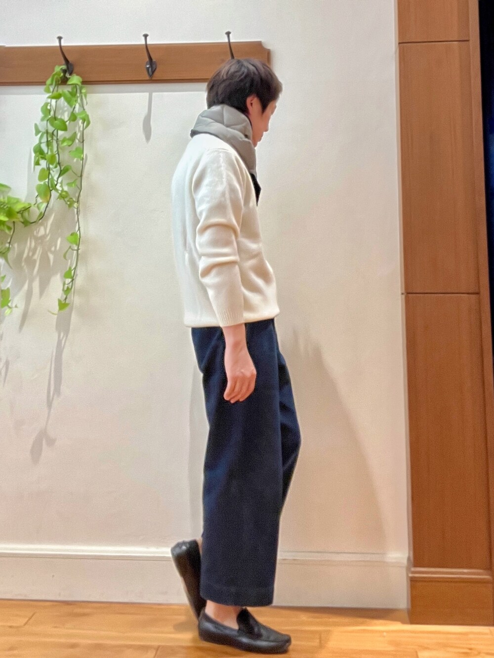 ホワイト系のニット/セーター、グリーン系のマフラーを着用したメンズの秋コーディネートの5枚目の写真