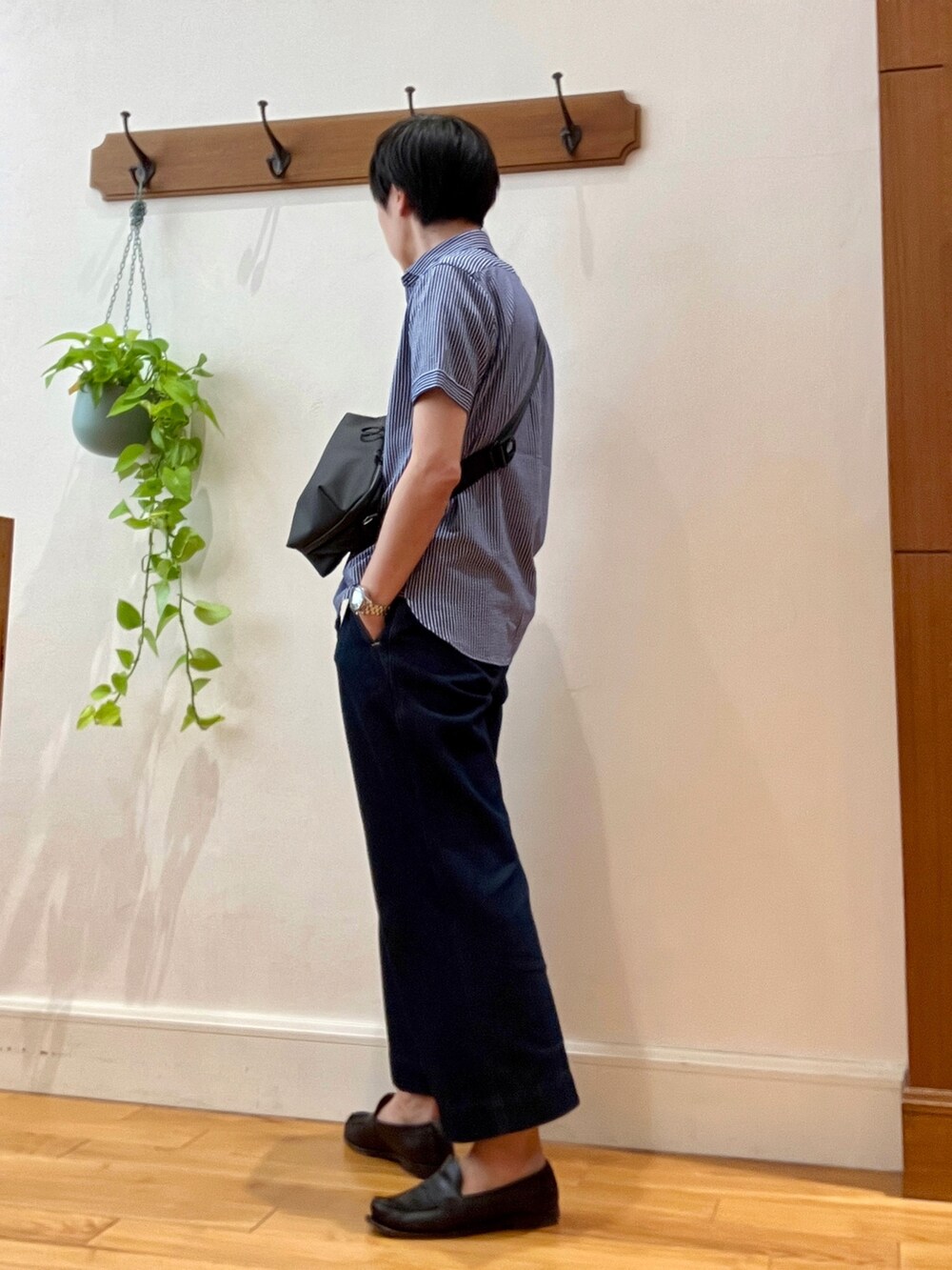 ブルー系のシャツ/ブラウス、ブルー系のTシャツ/カットソー、ブラック系のショルダーバッグを着用したメンズの春コーディネートの3枚目の写真