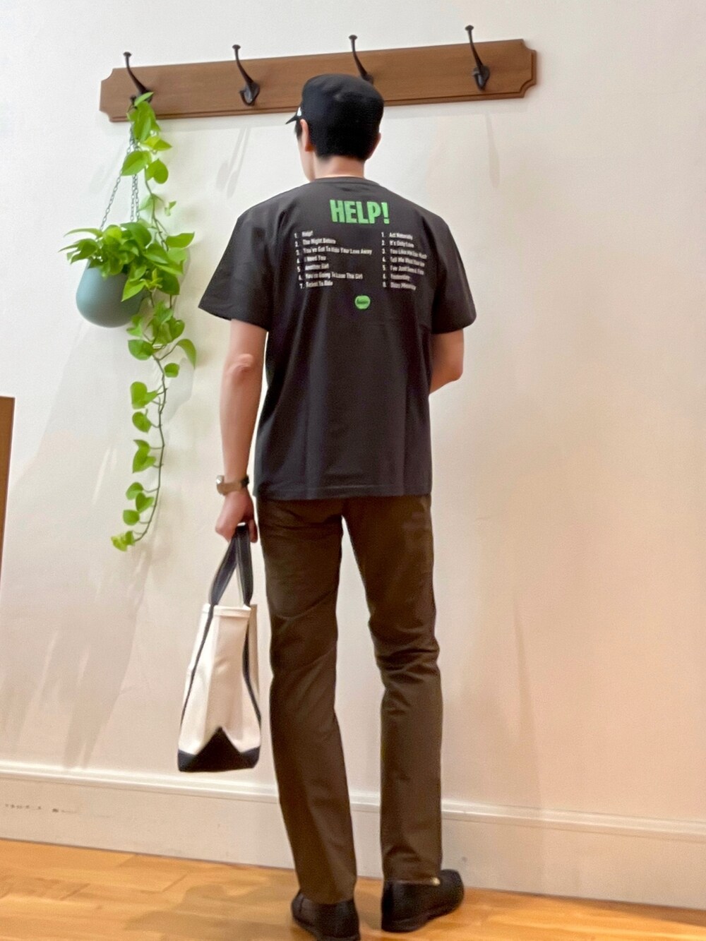 ブラック系のTシャツ/カットソー、ホワイト系のトートバッグ、ブラウン系のその他パンツを着用したメンズの春コーディネートの4枚目の写真