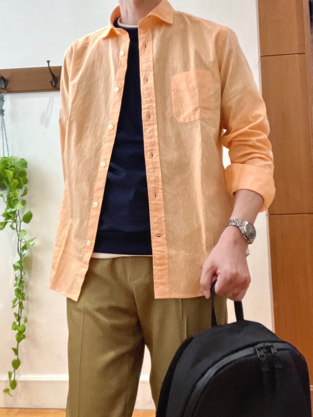 ブルー系のTシャツ/カットソー、オレンジ系のシャツ/ブラウス、ベージュ系のその他パンツを着用したメンズの春コーディネートの8枚目の写真