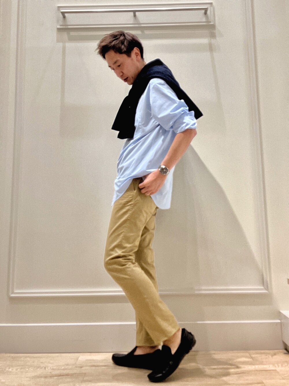 ベージュ系のチノパンツ、ブルー系のシャツ/ブラウス、ブルー系のカーディガン/ボレロを着用したメンズの冬コーディネートの4枚目の写真