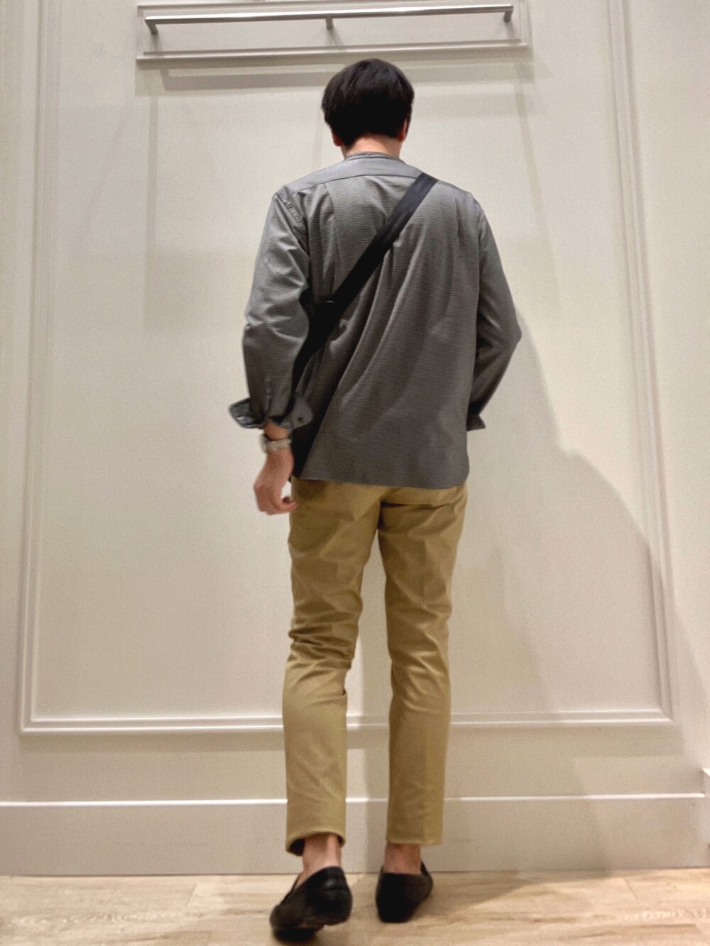 ホワイト系のシャツ/ブラウス、ブラック系のショルダーバッグ、ホワイト系のTシャツ/カットソーを着用したメンズの秋コーディネートの3枚目の写真