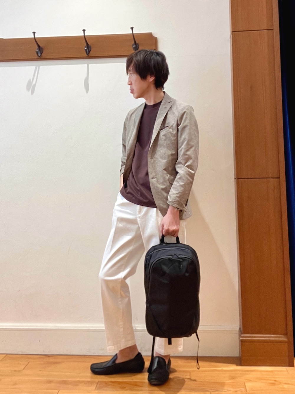 ベージュ系のテーラードジャケット、ブラウン系のTシャツ/カットソー、ホワイト系のデニムパンツを着用したメンズの春コーディネートの3枚目の写真