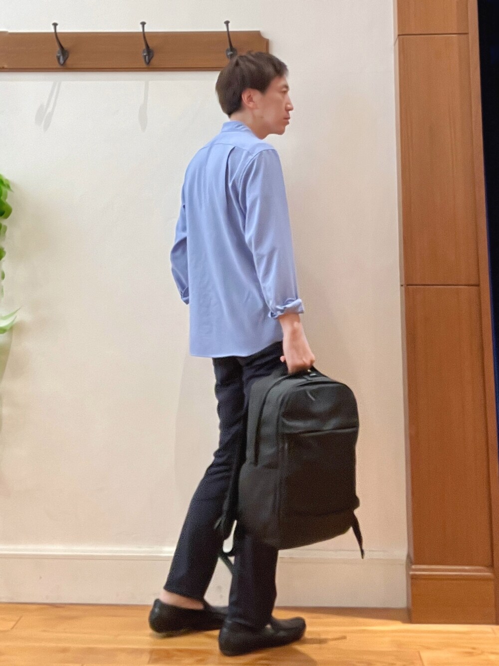 ブルー系のシャツ/ブラウス、ブルー系のその他パンツ、ブラック系のバックパック/リュックを着用したメンズの春コーディネートの7枚目の写真