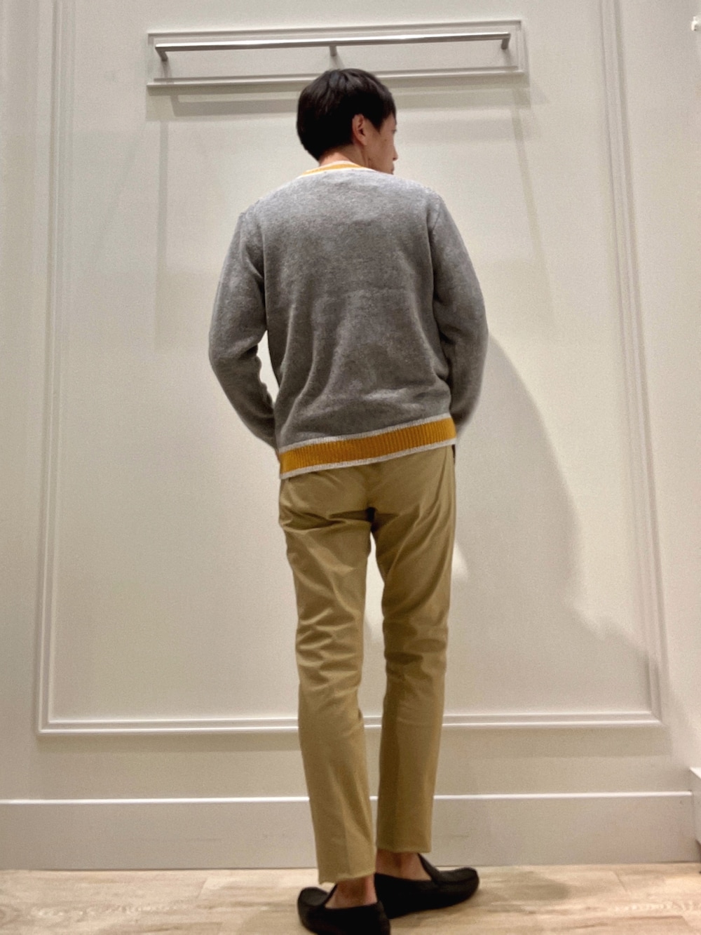 グレー系のカーディガン/ボレロ、ホワイト系のTシャツ/カットソー、ベージュ系のその他パンツを着用したメンズの秋コーディネートの3枚目の写真