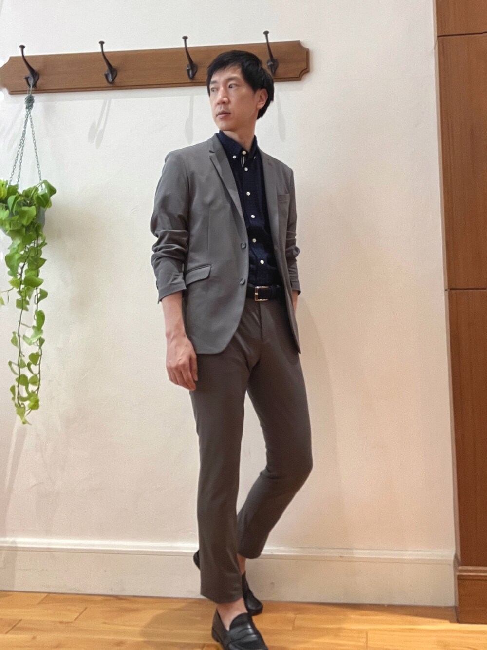 グレー系のテーラードジャケット、グレー系のその他パンツ、ブラック系のシャツ/ブラウスを着用したメンズの春コーディネートの3枚目の写真