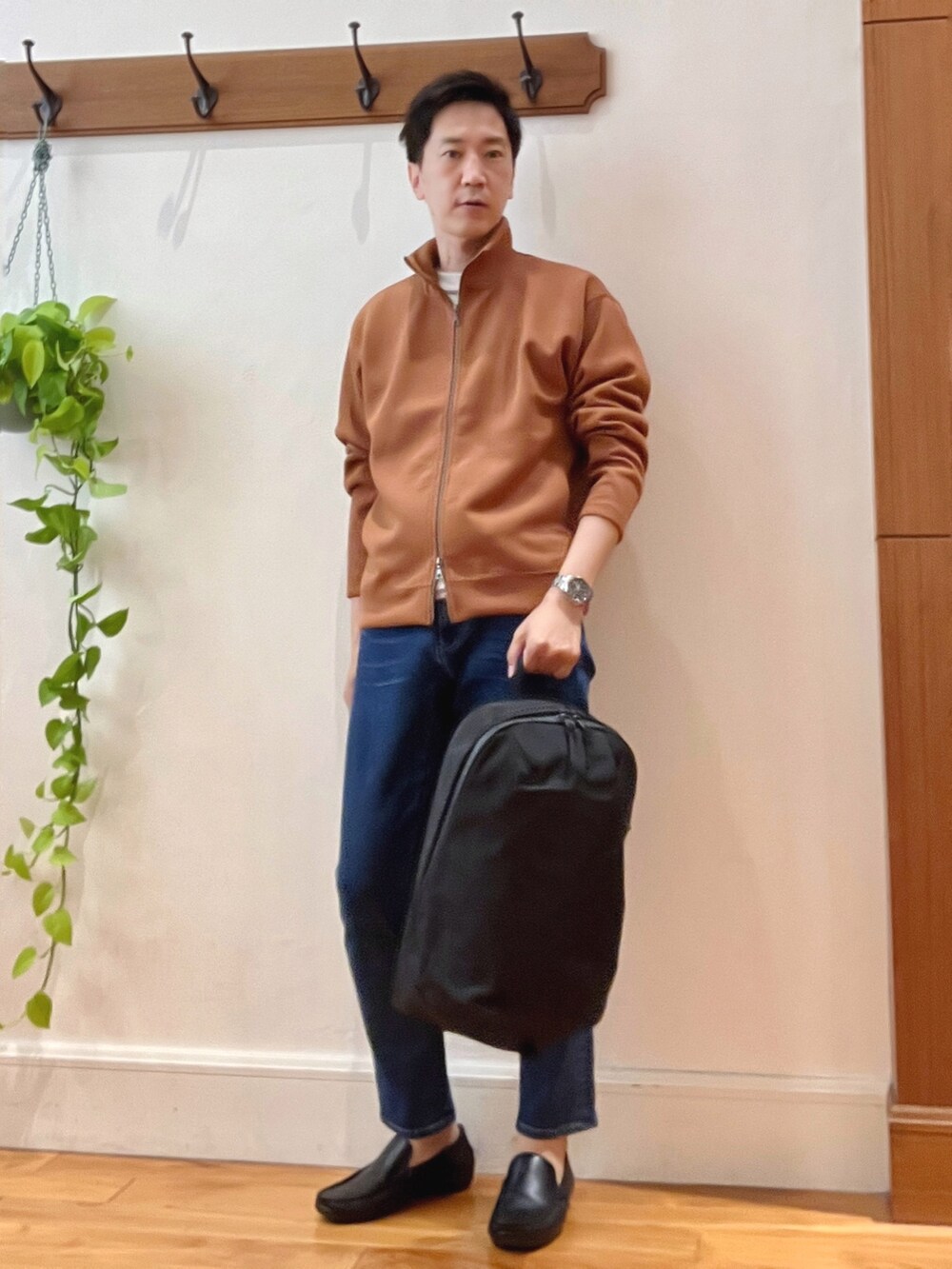 レッド系のカーディガン/ボレロ、ホワイト系のTシャツ/カットソー、ブラック系のバックパック/リュックを着用したメンズの秋コーディネートの2枚目の写真