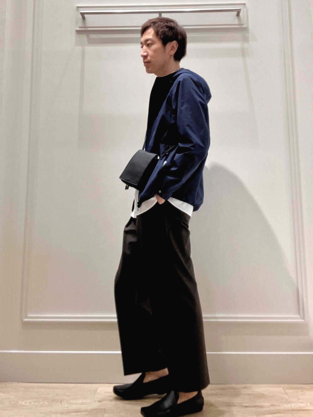 ホワイト系のシャツ/ブラウス、ブルー系のブルゾン、ブラック系のショルダーバッグを着用したメンズの冬コーディネートの3枚目の写真