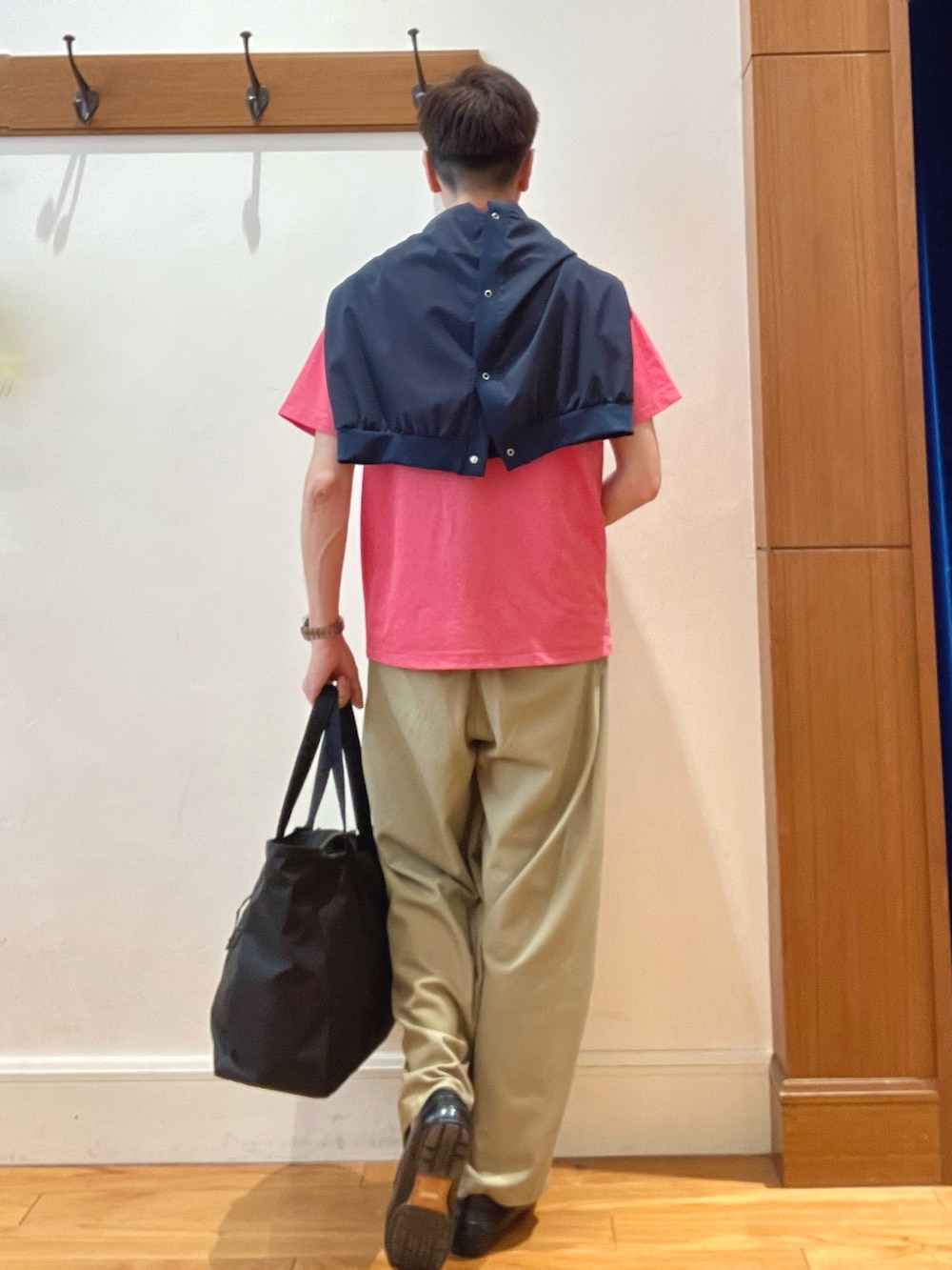 レッド系のポロシャツ、ブルー系のカーディガン/ボレロ、ホワイト系のTシャツ/カットソーを着用したメンズの夏コーディネートの5枚目の写真