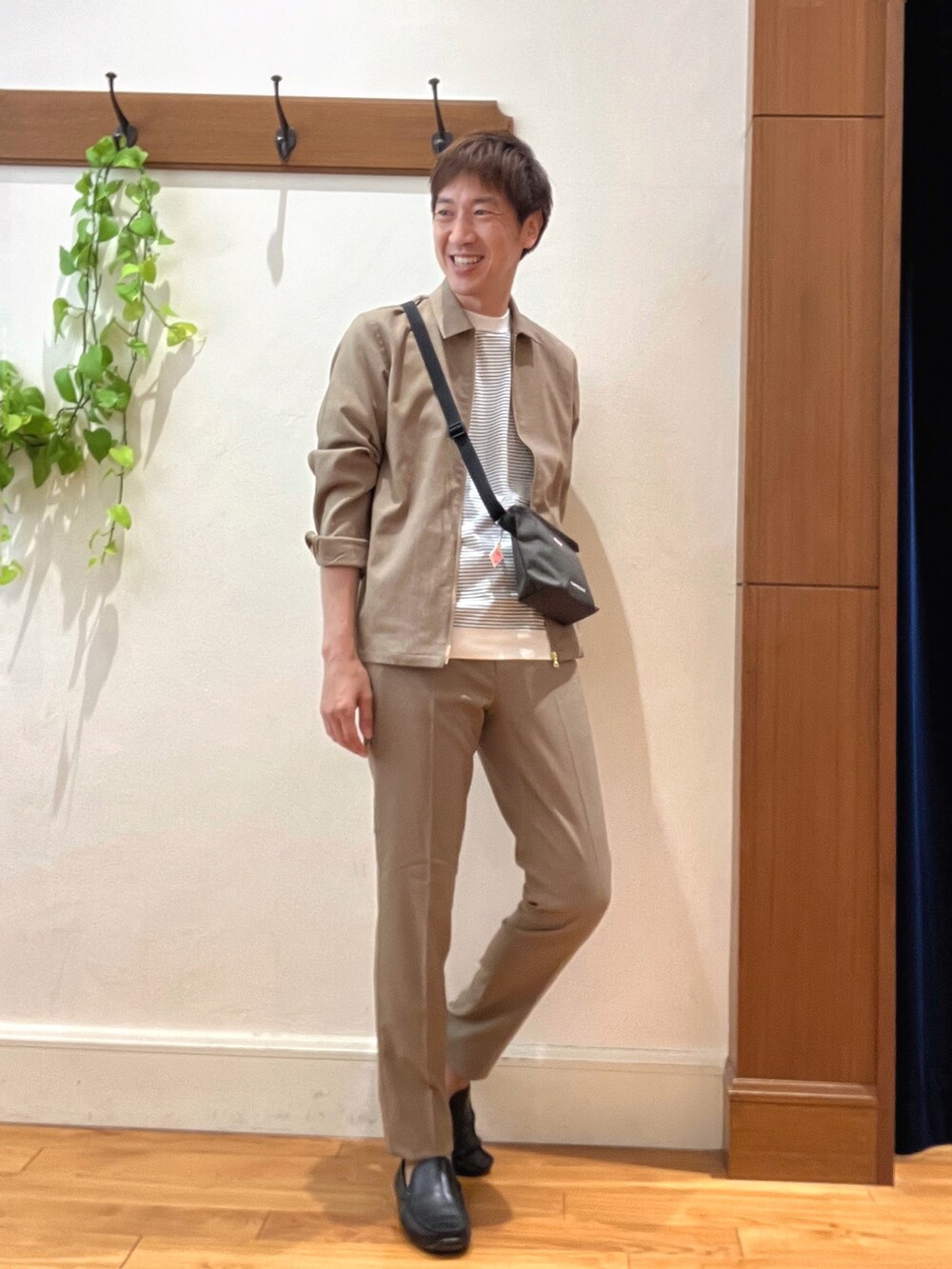 ベージュ系のその他パンツ、ベージュ系のブルゾン、ホワイト系のTシャツ/カットソーを着用したメンズの秋コーディネートの2枚目の写真