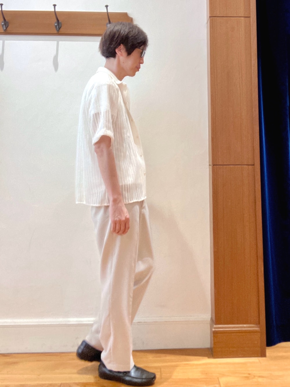 ホワイト系のTシャツ/カットソー、ホワイト系のシャツ/ブラウス、ホワイト系のスラックスを着用したメンズの夏コーディネートの6枚目の写真