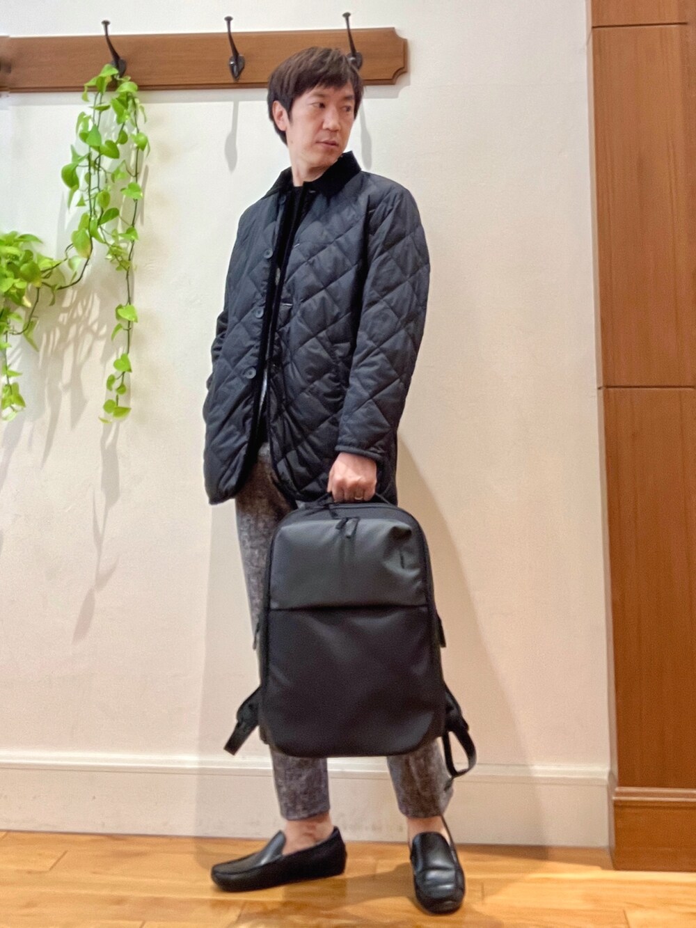 ブラック系のダウンジャケット/コート、グレー系のテーラードジャケット、グレー系のその他パンツを着用したメンズの冬コーディネートの2枚目の写真