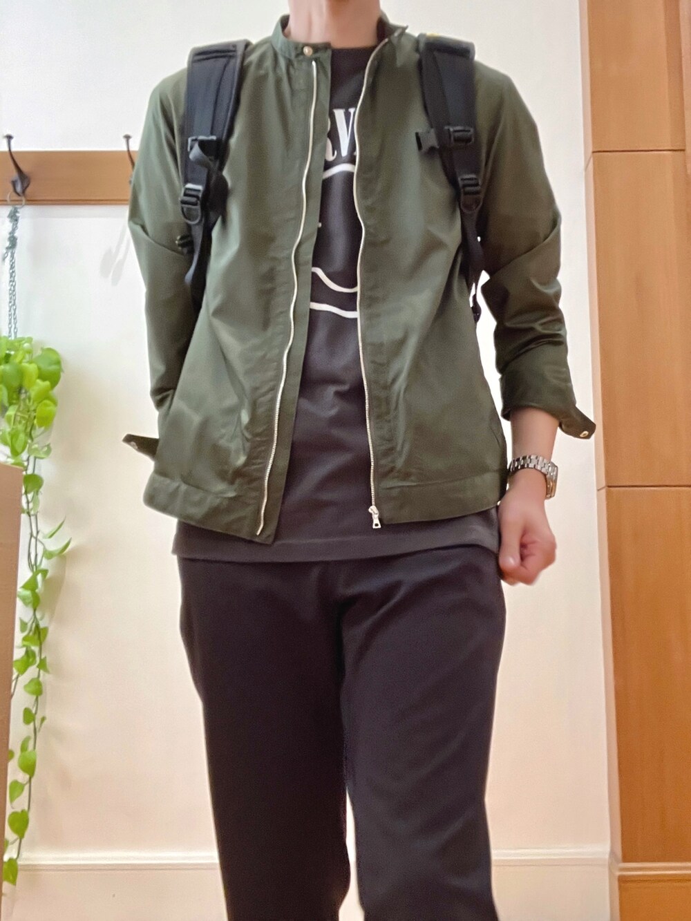 グリーン系のシャツ/ブラウス、ブラック系のTシャツ/カットソー、グレー系のその他パンツを着用したメンズの春コーディネートの9枚目の写真