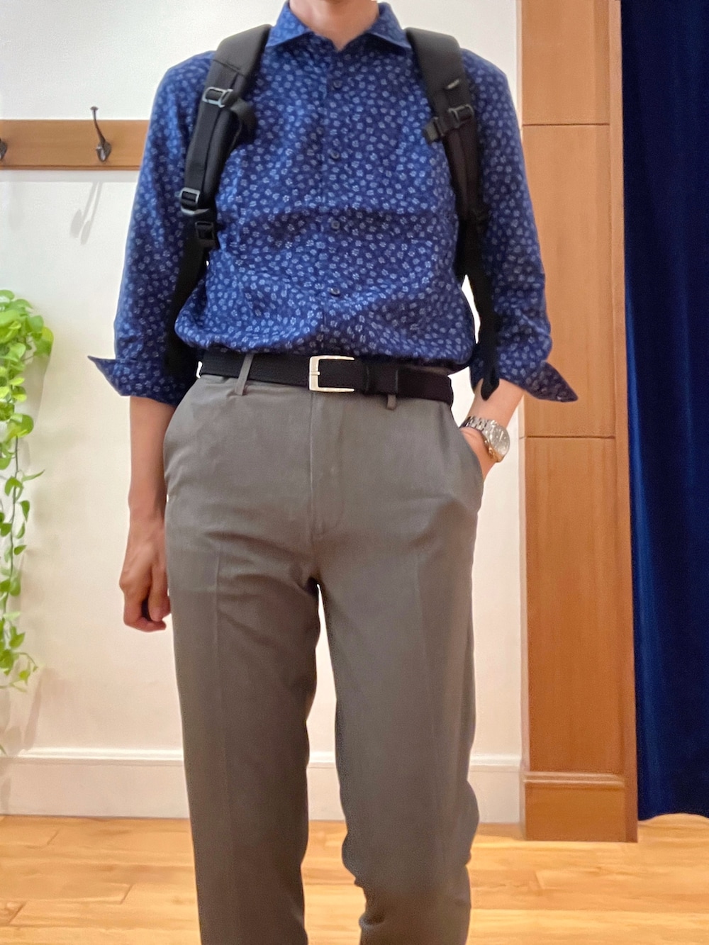 ブルー系のシャツ/ブラウス、ブラック系のバックパック/リュック、グレー系のその他パンツを着用したメンズの夏コーディネートの8枚目の写真