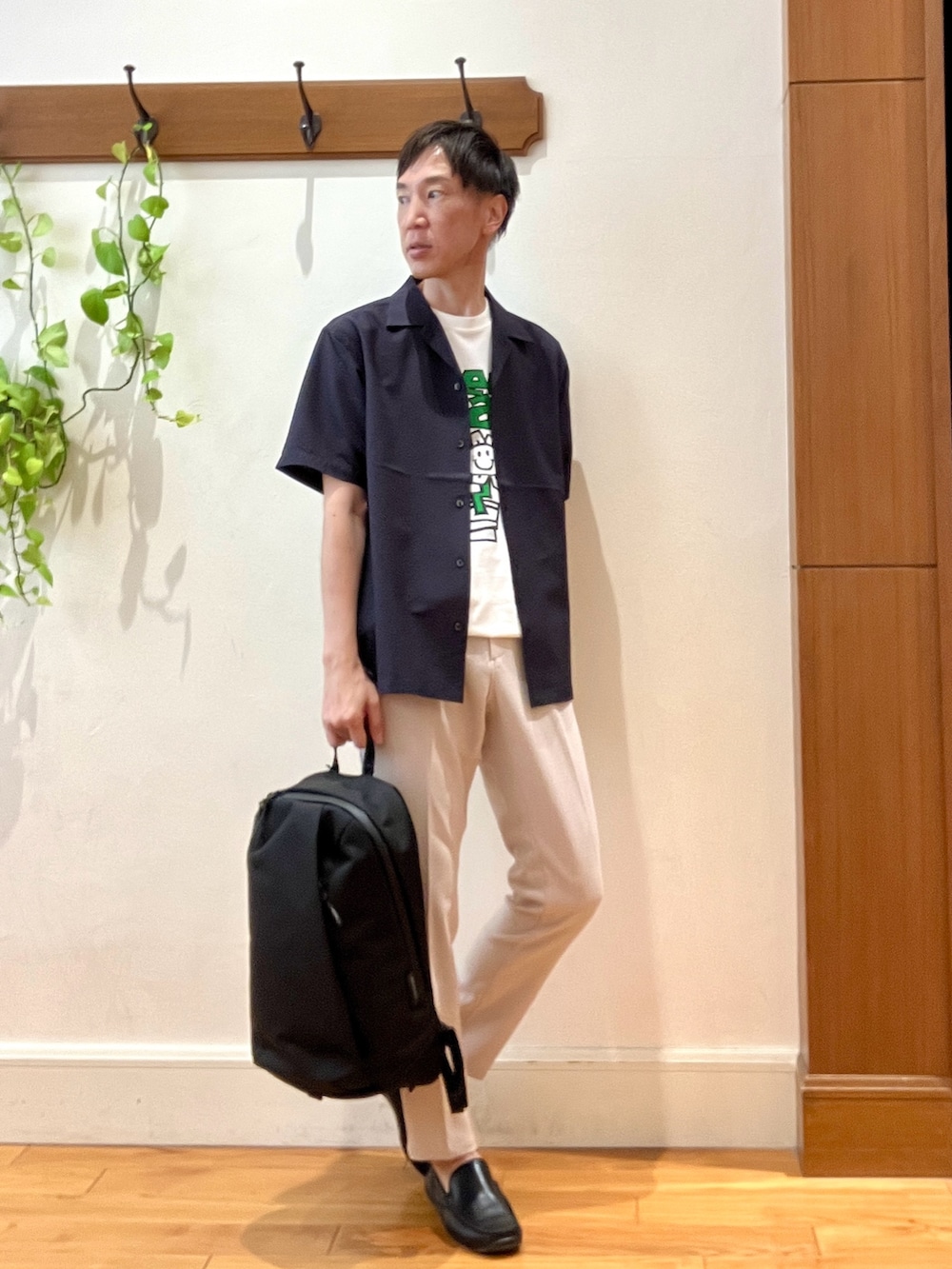 ホワイト系のTシャツ/カットソー、ブルー系のシャツ/ブラウス、ブラック系のバックパック/リュックを着用したメンズの夏コーディネートの6枚目の写真