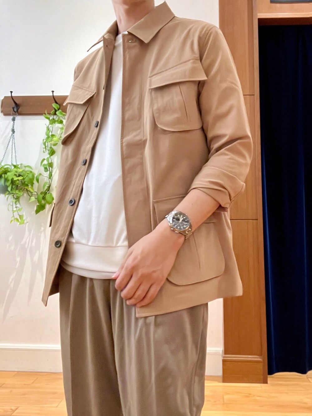 ベージュ系のミリタリージャケット、ホワイト系のTシャツ/カットソー、ベージュ系のその他パンツを着用したメンズの秋コーディネートの7枚目の写真