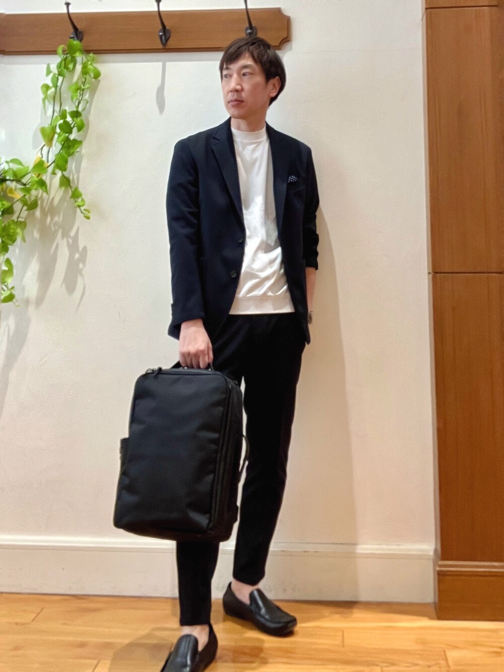 ブルー系のテーラードジャケット、ホワイト系のTシャツ/カットソー、ブルー系のその他パンツを着用したメンズの冬コーディネートの5枚目の写真