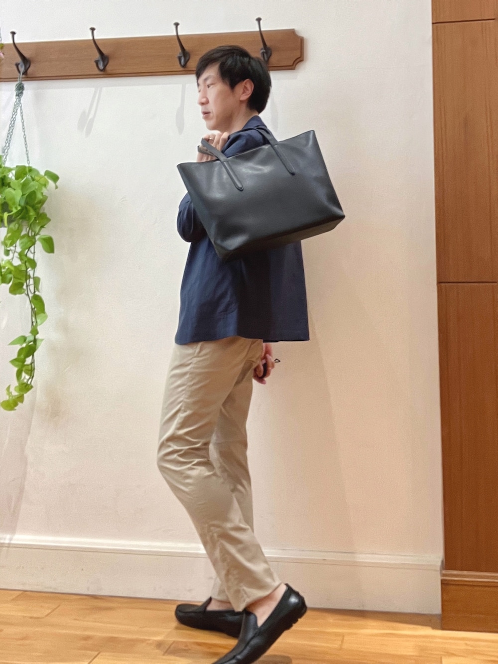 ブルー系のテーラードジャケット、ホワイト系のTシャツ/カットソー、ベージュ系のその他パンツを着用したメンズの夏コーディネートの3枚目の写真