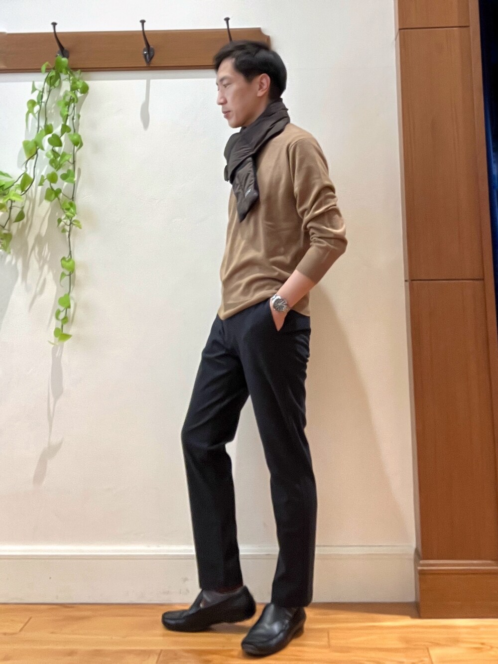 ベージュ系のニット/セーター、ブルー系のその他パンツ、ブラウン系のマフラーを着用したメンズの冬コーディネートの2枚目の写真