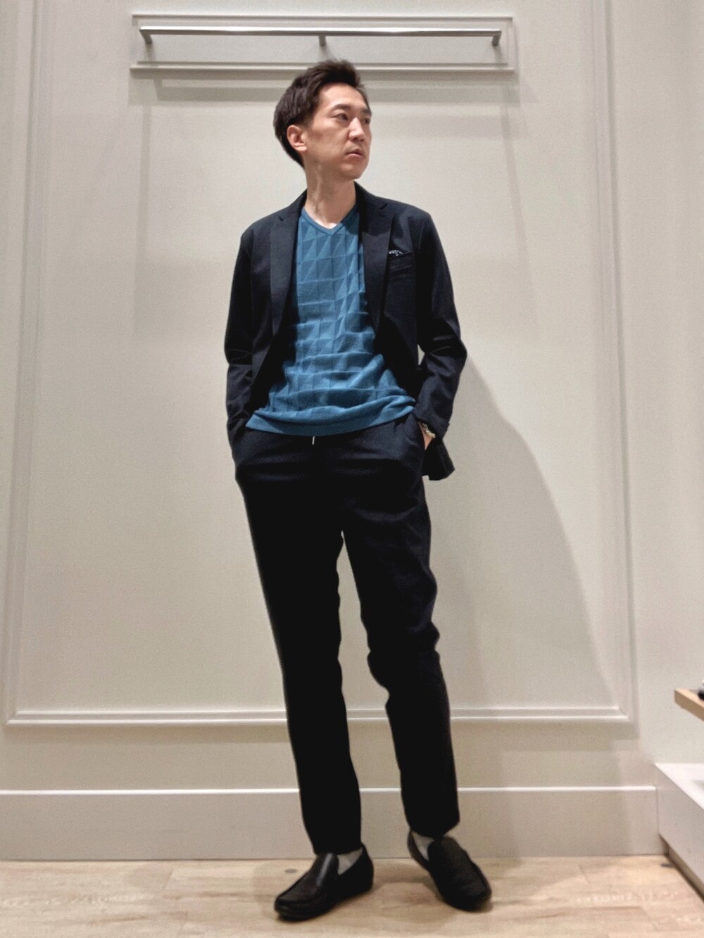 ブルー系のその他パンツ、ブルー系のテーラードジャケット、ブルー系のニット/セーターを着用したメンズの冬コーディネートの2枚目の写真