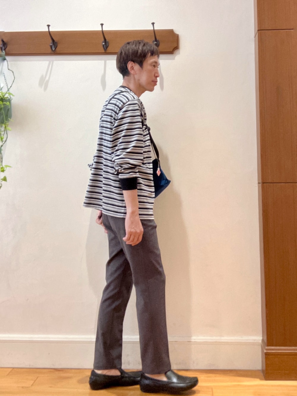 ブラック系のTシャツ/カットソー、グレー系のその他パンツ、ブルー系のショルダーバッグを着用したメンズの夏コーディネートの5枚目の写真