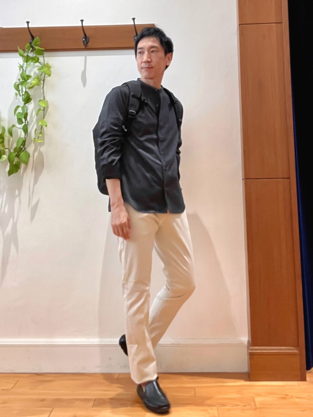 ブルー系のシャツ/ブラウス、ホワイト系のTシャツ/カットソー、ホワイト系のチノパンツを着用したメンズの秋コーディネートの7枚目の写真