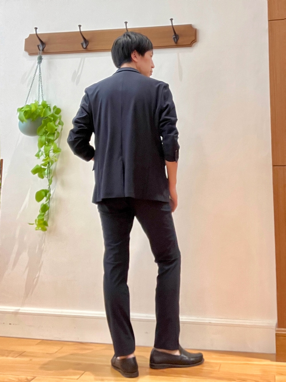 ブルー系のテーラードジャケット、ブルー系のその他パンツ、ブラウン系のポロシャツを着用したメンズの春コーディネートの5枚目の写真