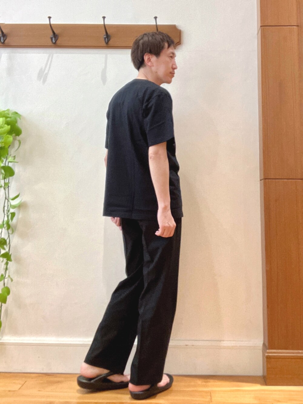 ブラック系のサンダル、ブラック系のその他パンツ、ブラック系のTシャツ/カットソーを着用したメンズの春コーディネートの4枚目の写真