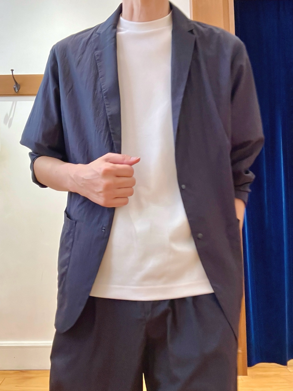 ブルー系のその他パンツ、ホワイト系のTシャツ/カットソー、ブルー系のテーラードジャケットを着用したメンズの夏コーディネートの8枚目の写真