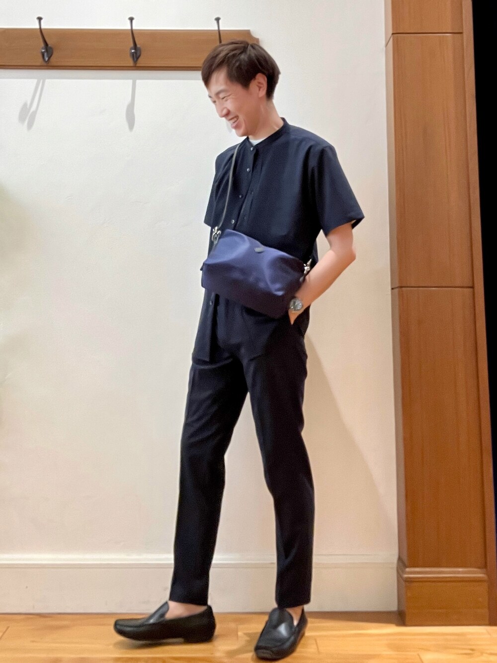 ブルー系のシャツ/ブラウス、ホワイト系のTシャツ/カットソー、ブルー系のショルダーバッグを着用したメンズの夏コーディネートの3枚目の写真