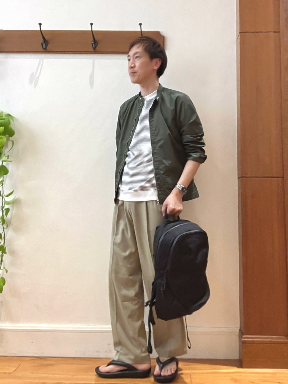 グリーン系のシャツ/ブラウス、ホワイト系のTシャツ/カットソー、ブラック系のその他パンツを着用したメンズの春コーディネートの3枚目の写真