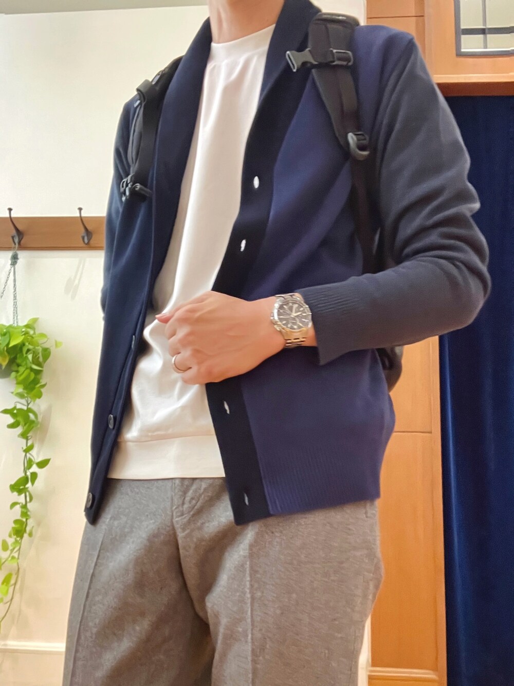 ブルー系のカーディガン/ボレロ、ホワイト系のTシャツ/カットソー、ブラック系のバックパック/リュックを着用したメンズの秋コーディネートの9枚目の写真