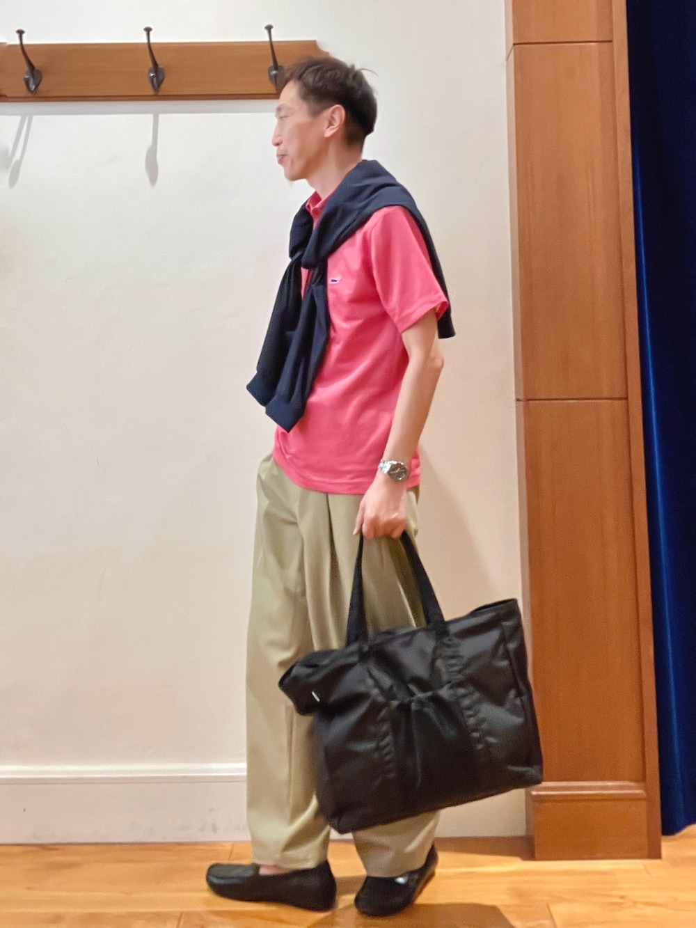 レッド系のポロシャツ、ブルー系のカーディガン/ボレロ、ホワイト系のTシャツ/カットソーを着用したメンズの夏コーディネートの3枚目の写真