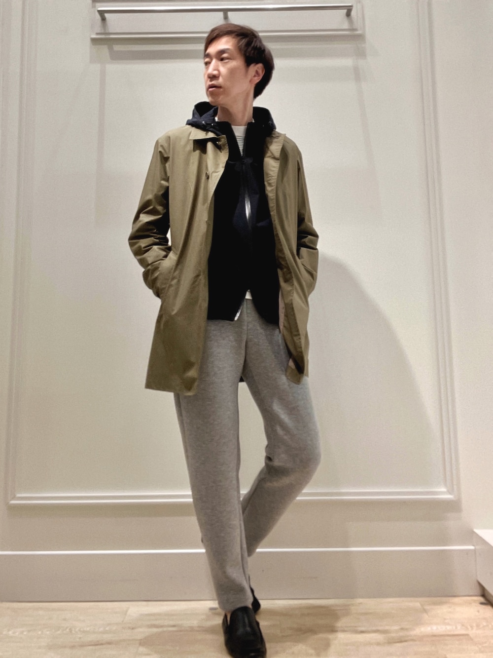 ブラック系のバックパック/リュック、グレー系のその他パンツ、ホワイト系のTシャツ/カットソーを着用したメンズの冬コーディネートの7枚目の写真