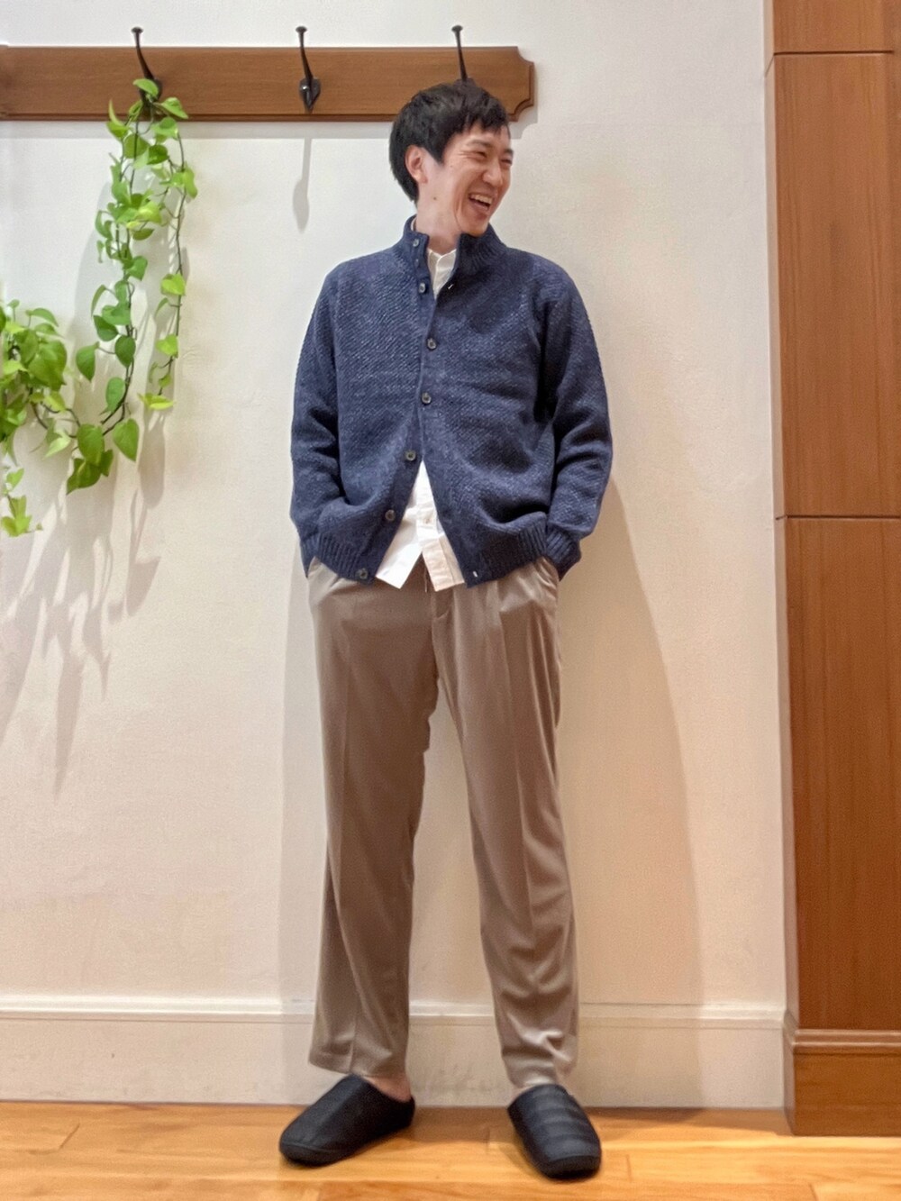 ブルー系のカーディガン/ボレロ、ホワイト系のシャツ/ブラウス、ベージュ系のその他パンツを着用したメンズの秋コーディネートの8枚目の写真