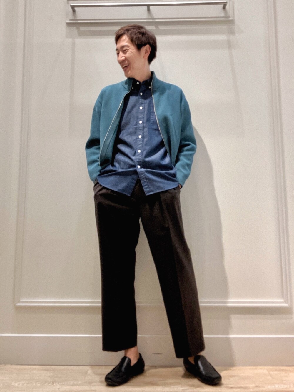 ブルー系のニット/セーター、ブルー系のシャツ/ブラウスを着用したメンズの冬コーディネートの2枚目の写真