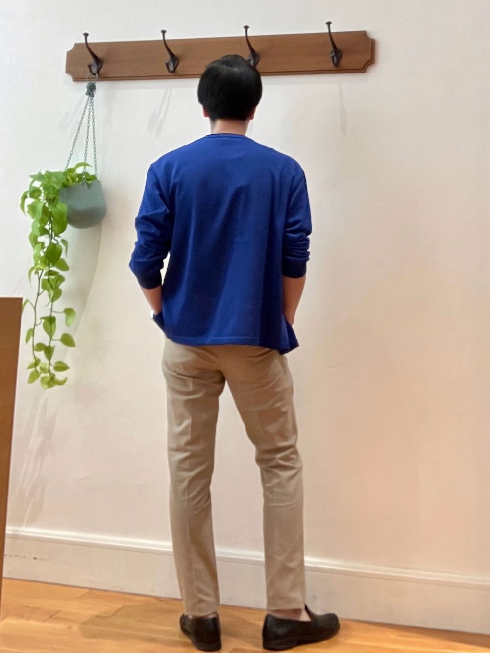 ブルー系のカーディガン/ボレロ、ホワイト系のトートバッグ、ベージュ系のその他パンツを着用したメンズの春コーディネートの6枚目の写真