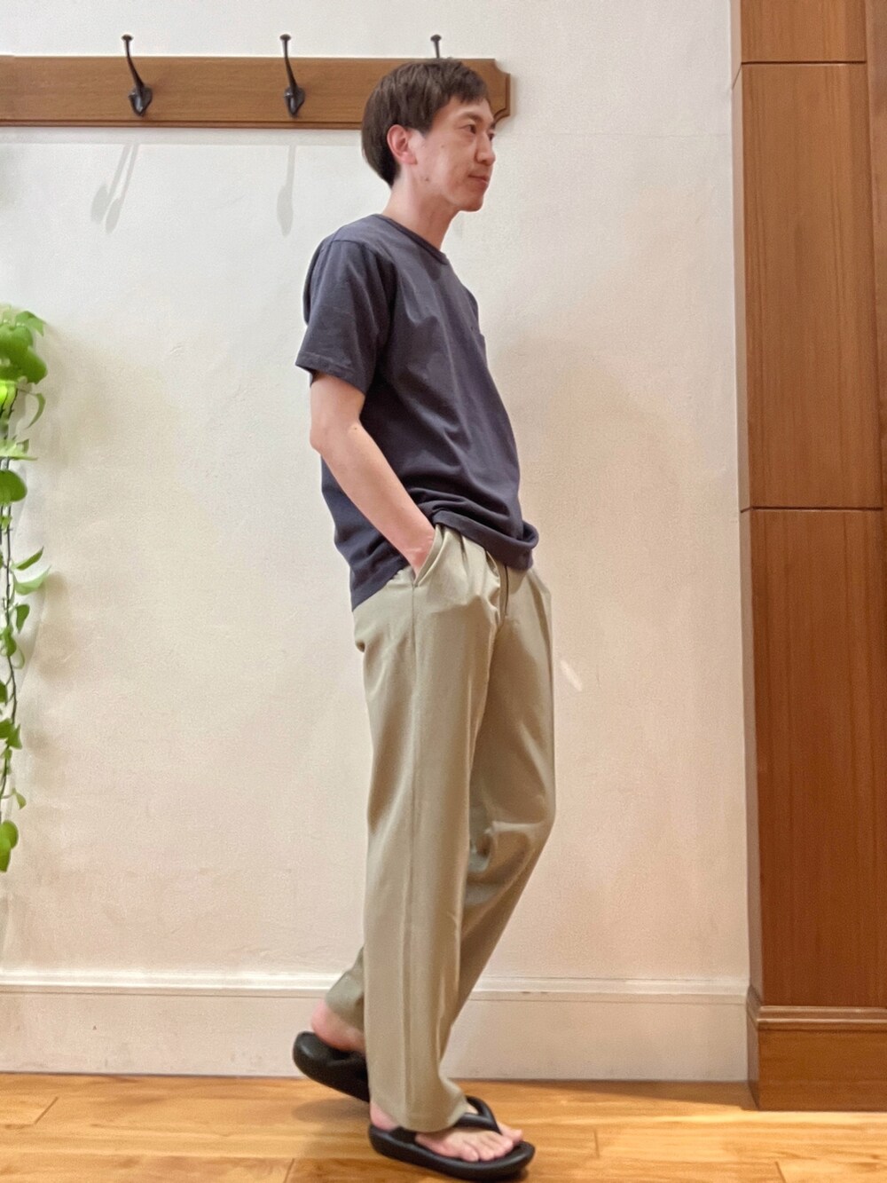 グレー系のTシャツ/カットソー、ベージュ系のその他パンツ、ブラック系のサンダルを着用したメンズの春コーディネートの6枚目の写真