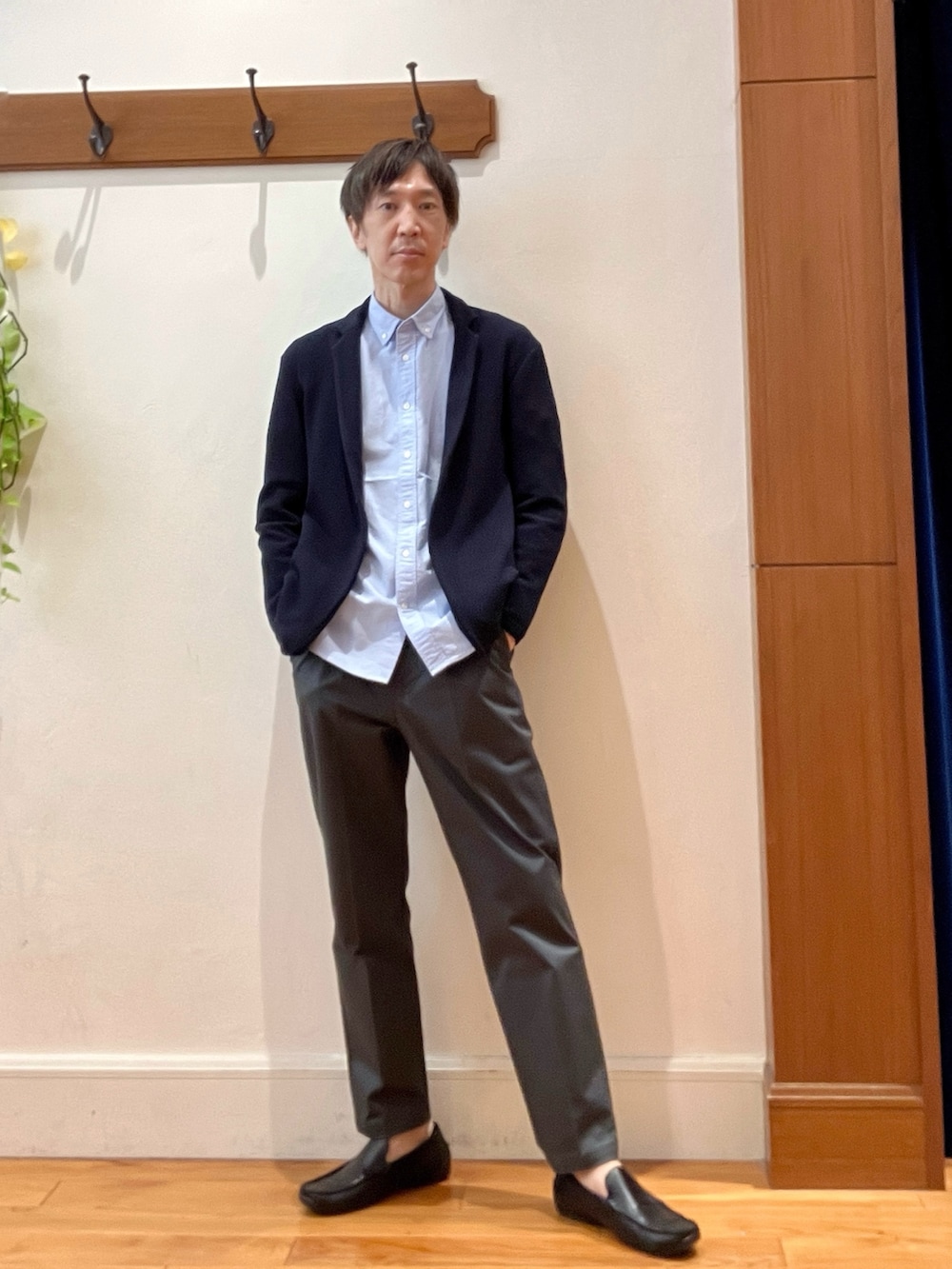 ブルー系のカーディガン/ボレロ、ブルー系のシャツ/ブラウス、ブラック系のビジネスバッグを着用したメンズの秋コーディネートの2枚目の写真