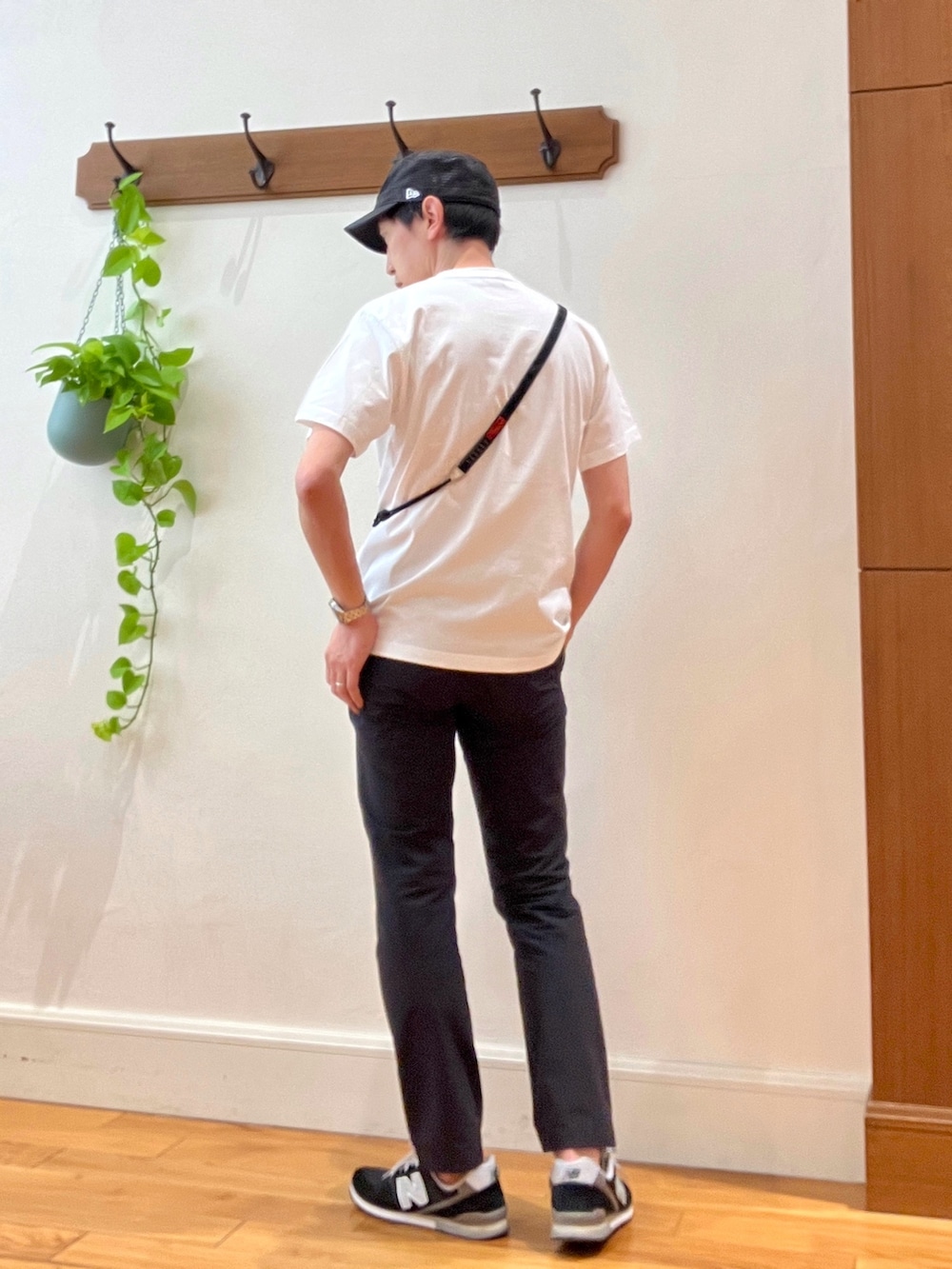 ホワイト系のTシャツ/カットソー、ブラック系のその他パンツ、ブラック系のショルダーバッグを着用したメンズの春コーディネートの4枚目の写真