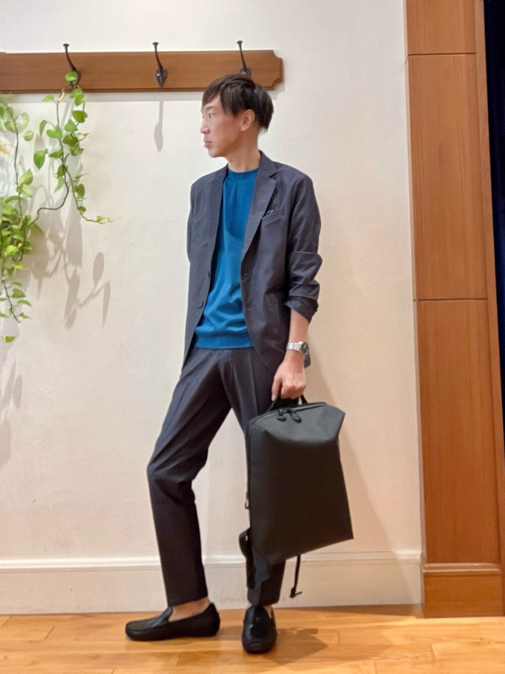 ブルー系のテーラードジャケット、ブルー系のTシャツ/カットソー、ブルー系のその他パンツを着用したメンズの秋コーディネートの2枚目の写真