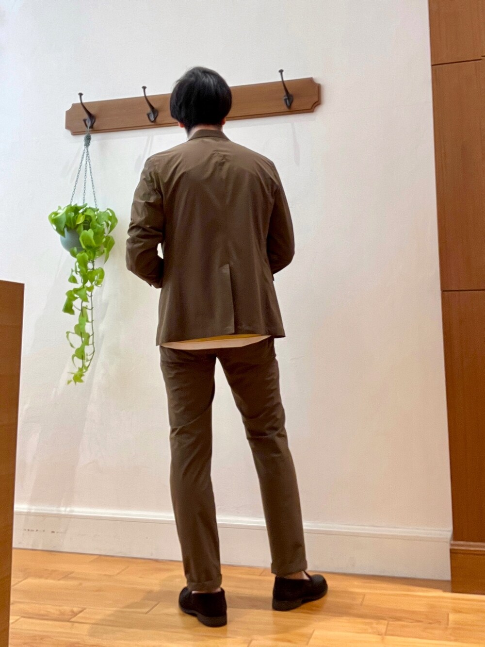 ブラウン系のローファー、ブラウン系のテーラードジャケット、イエロー系のニット/セーターを着用したメンズの冬コーディネートの5枚目の写真